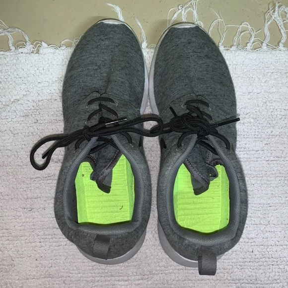 Nike Roshe Sneakers - Picture 2 of 6